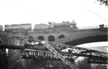 Sonnborner Viadukt mit Personenzug (P8) sowie Schwebebahn